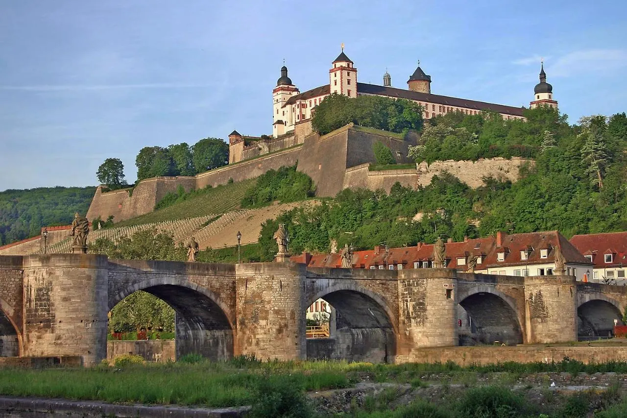 City Apartment - Old Main Bridge, Own Garage Parking Space Wurzburg